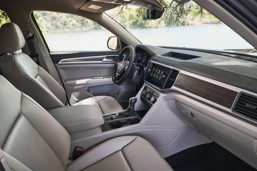 Интерьер Volkswagen Atlas V6 4Motion 2017 года  (фото 32 из 52)
